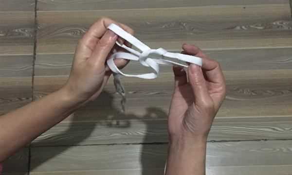 如何系蝴蝶結,蝴蝶結怎么系視頻慢動(dòng)作圖22
