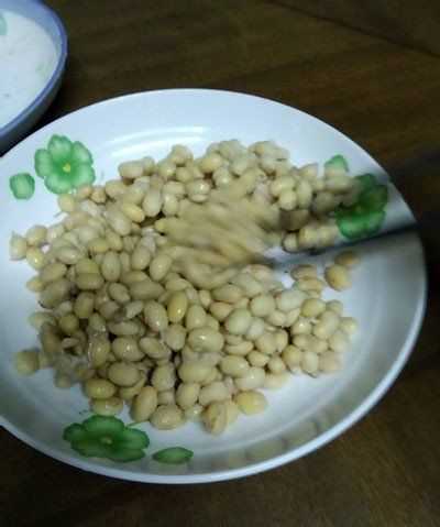 黃豆發(fā)酵長(cháng)白毛是發(fā)好了,黃豆醬捂霉長(cháng)出白色的毛正常嗎圖12