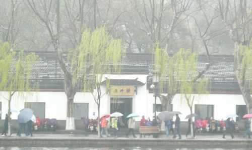 天對地,山對水,春風對夏雨,綠草對