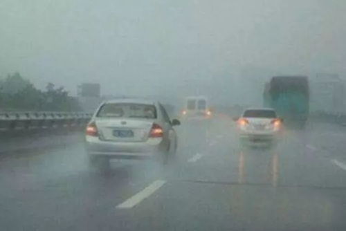 雨中開(kāi)車(chē)注意事項有哪些,雨天開(kāi)車(chē)注意事項,雨中行車(chē)注意事項