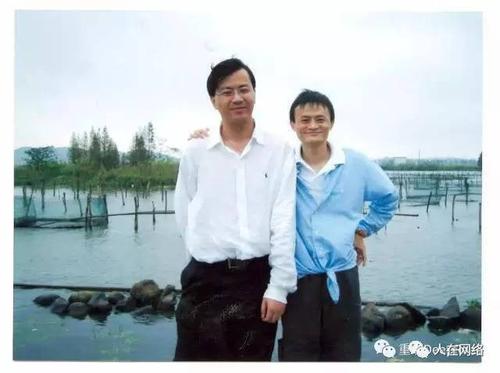 有一個業(yè)務(wù)員來我店里要給我做支付寶，說和馬云合作，真的假的?。磕莻€公司叫鴻凱電商