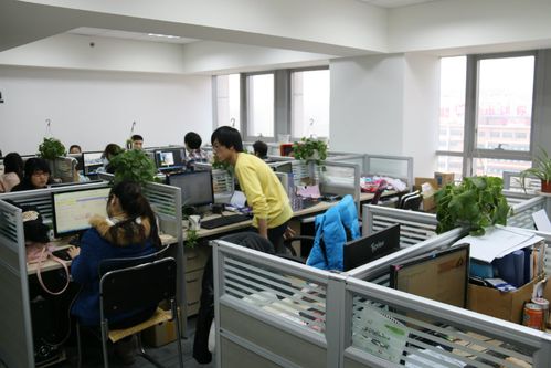 在一家電商公司做設(shè)計(jì)師，待遇不錯(cuò)，但覺(jué)得該公司的企業(yè)文化不適合自己，比如要喊口號(hào)，時(shí)不時(shí)要團(tuán)隊(duì)PK