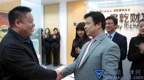 劉丹照片，灰色西裝者為劉丹